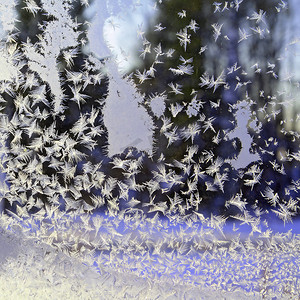 冬天窗户背景摄影照片_冬天窗户上的冰晶
