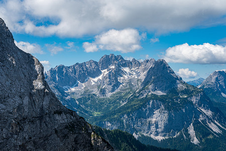 美丽的远足和攀登到埃尔瓦尔德和德国最高的山峰艾布湖附近的楚格峰