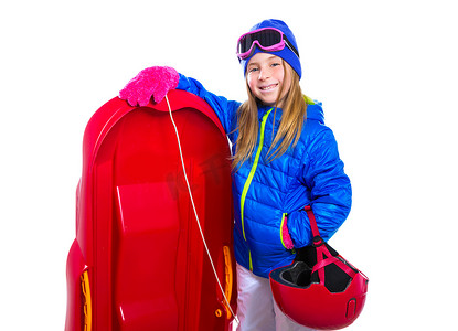 戴着红色雪橇雪具头盔和护目镜的金发女孩