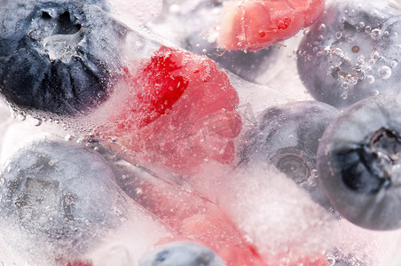 在冰棒中冷冻的覆盆子和黑莓