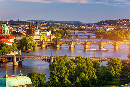 捷克共和国布拉格老城码头建筑和伏尔塔瓦河上查理大桥的美景。