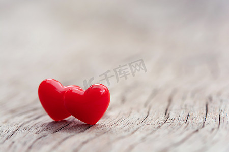 喜庆海报背景摄影照片_情人节概念-木板背景上的红心
