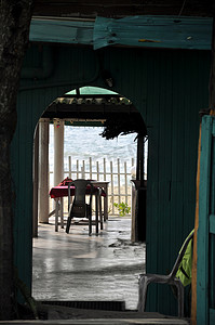 科伦坡摄影照片_透过海滩上的小屋可以看到大海