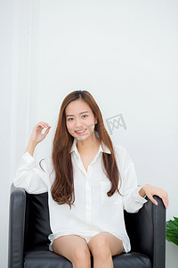 坐姿摄影照片_美丽的亚洲年轻女性肖像微笑和快乐的坐姿
