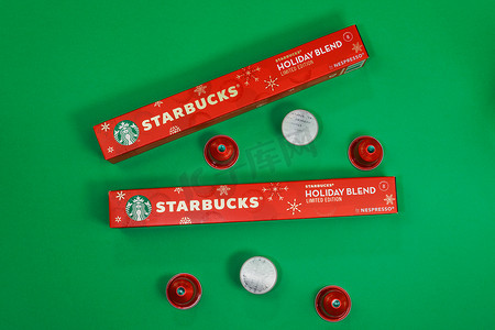 交融摄影照片_星巴克圣诞浓缩咖啡用于使用铝制胶囊的自动 Nespresso 咖啡机。