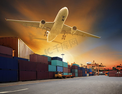 货港摄影照片_货机在集装箱码头和船港上空飞行，用于 tr