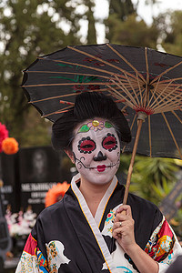 Dia de los Muertos 的骷髅女表演者