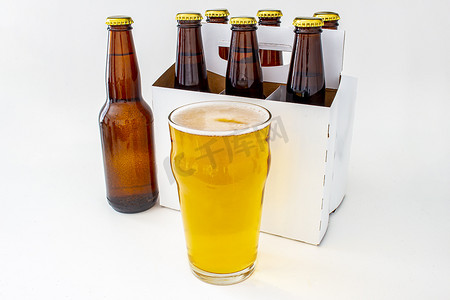 pilsner摄影照片_一个 Pilsner Style Lager 棕色瓶 sic 包和一品脱啤酒