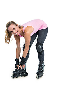 穿着直排轮滑鞋的快乐运动女性的画像