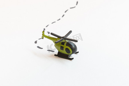 白色背景中突显的彩色小直升机玩具 — 直升机概念空中旅行