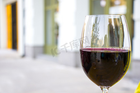 白酒红酒摄影照片_酒杯中的格鲁吉亚红酒，酒精饮料