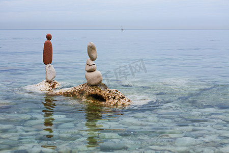 海面上平衡的岩石