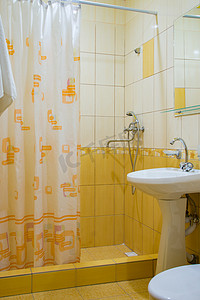 酒店浴室摄影照片_酒店浴室、淋浴间、盥洗台和马桶