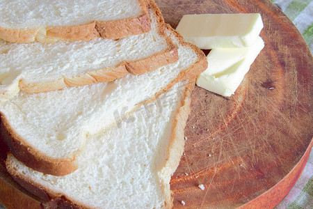 工匠在板上切面包和黄油。
