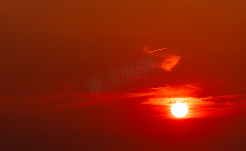 火热预定中摄影照片_日落时美丽的红太阳。