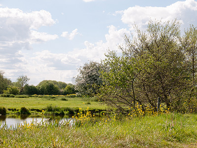 一条流经英国埃塞克斯郊外乡村景色的河流