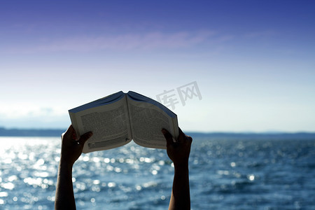 书的海洋摄影照片_在沙滩上读书