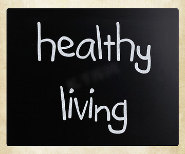 黑板上用白色粉笔手写的“健康生活”