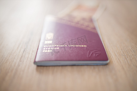 红包五元摄影照片_部分内有五十缅元钞票的瑞典护照