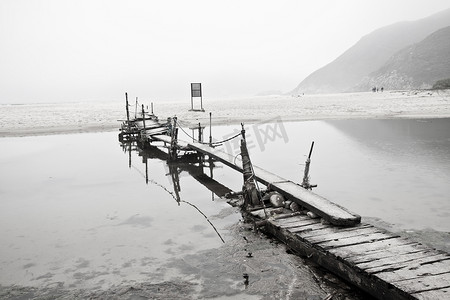 荒凉的背景摄影照片_在海旁边的荒凉的码头