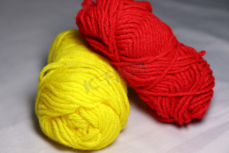 红色和黄色的彩色纱线特写