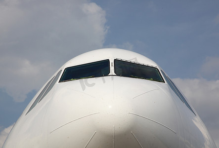 飞机的驾驶舱摄影照片_飞机驾驶舱的前视图
