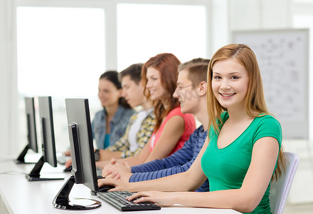 女学生和同学一起上电脑课