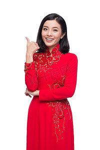 穿着红色 Ao Dai 传统服饰的迷人越南女人。
