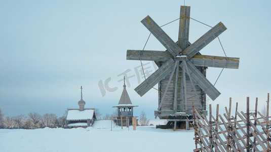 卡累利阿北部村庄的木制风车