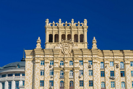 莫斯科一座有灰泥和柱子的建筑的正面