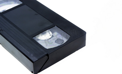 在白色背景上隔离的 VHS 格式录像带的细节