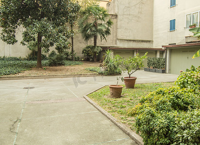 意大利米兰一座住宅楼的现代庭院。