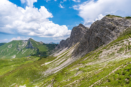 在美丽的坦海姆山谷徒步和登山