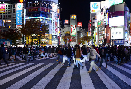 东京 — 11 月 28 日：涩谷区著名十字路口的行人