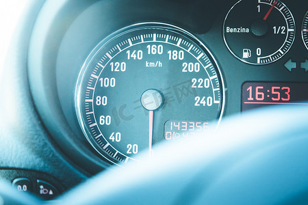 燃油摄影照片_带转速表和燃油指示器的跑车仪表板和方向盘