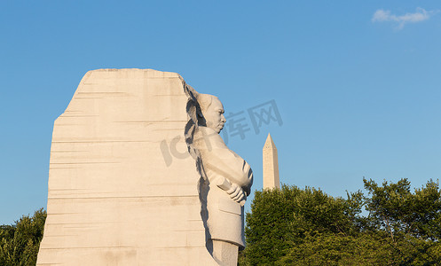 马丁路德金摄影照片_马丁路德金和华盛顿纪念碑与蓝天