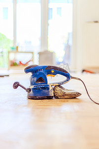 在家装修：用于翻新和打磨镶木地板的打磨工具