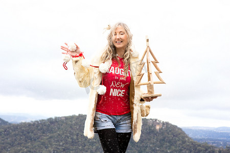 厚颜无耻的澳大利亚女孩七月在蓝山庆祝圣诞节
