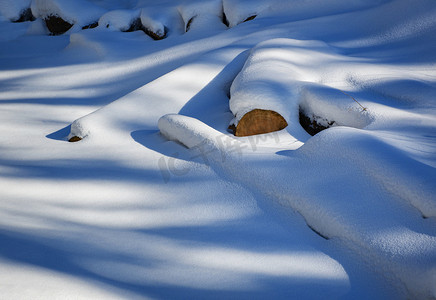 白雪皑皑的木头堆