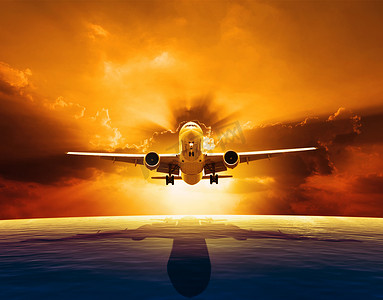 喷气式客机飞越美丽的海平面，日落