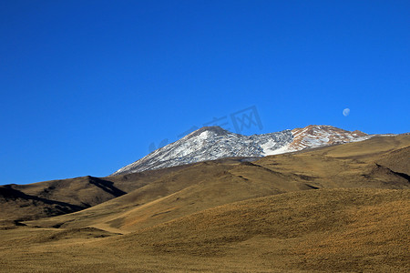 白雪覆盖的特罗门火山，满月，阿根廷