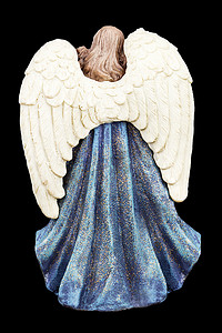 白色翅膀的天使站在黑色背景上孤立