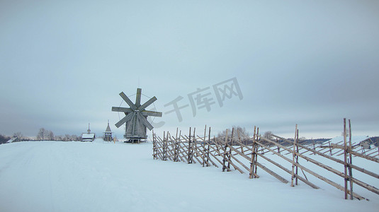 风车小屋摄影照片_卡累利阿北部村庄的木制风车