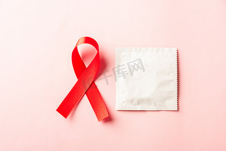 红色蝴蝶结丝带标志 HIV、艾滋病癌症意识和避孕套