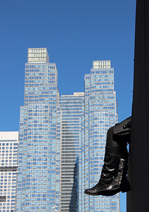 休息黑色皮靴与摩天大楼背景
