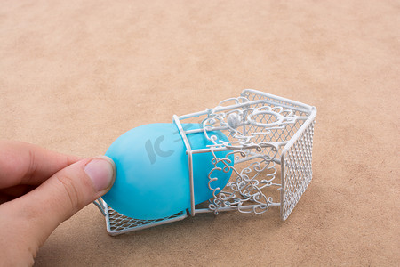小气球放在带金属条的蓝色鸟屋里