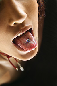 刺穿的舌头。