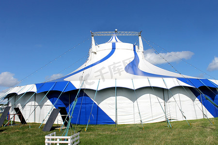 蓝色字幕摄影照片_在领域的马戏团帐篷