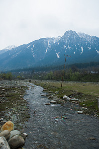 克什米尔 Pahalgam 山谷的河流和山脉
