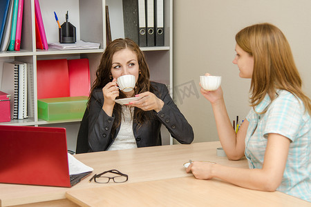 科室门牌摄影照片_办公室的两名雇员谈话并且喝茶